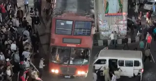 কারওয়ান বাজার ও কুড়িলে মোবাইল ব্যবসায়ীদের সড়ক অবরোধ; ভাঙচুর ও আগুন